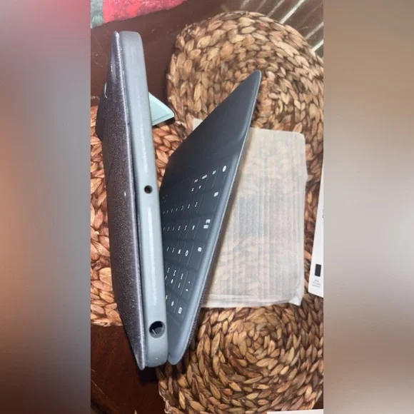 Logitech Rugged Folio Keyboard Case for Apple iPad 7th & 8th Generation - Picture 11 of 13